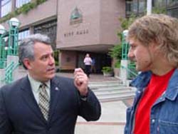 En la fotografía, el alcalde de Boise, Dave Bieter, y Julian Iantzi frente al ayuntamiento de Boise durante la grabación del reportaje (foto Euskal Kultura-JE)