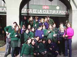 Los alumnos del colegio porteño 'Euskal Echea' acudieron recientemente a Eusketxe para recibir un barniz en cultura vasca. Para muchos en la Argentina, Eusketxe constituye la principal referencia cultural vasca en todo el país (foto Euskal Kultura-ILV)