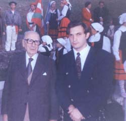 Diego Joaquín Ibarbia, junto al conductor de Presencia Vasca, Federico Borrás, en la Plaza Euskadi de Paraná (1995)