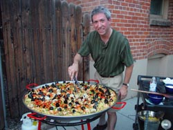 El polifacético músico y empresario Dan Ansotegui en una de sus clases, en este caso de cocina, frente a una suculenta paella (foto Basque Heritage-JE)