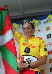Joane Somarriba luciendo el maillot amarillo en el podio del Tour de Francia de 2001