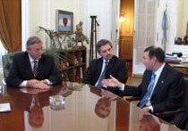 El lehendakari Ibarretxe durante su reunión con el presidente argentino, Néstor Kirchner (foto J.Bernardez)