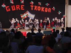 Los dantzaris rauchenses en una de sus actuaciones en el escenario del Polideportivo local (foto GTEE)
