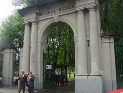 Portón de entrada del colegio Euskal Echea de Lavallol (foto Euskal Kultura-JE)