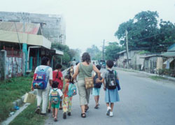 Una cooperante vasca y varios niños camino de la escuela