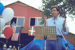 John Garamendi en un acto político en el seno de la 'Basque BBQ' que organiza anualmente en su rancho californiano de Calaveras County (foto Basque Heritage-JE)
