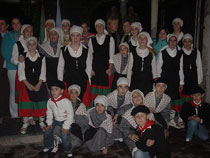 Parte del grupo de dantzaris del centro vasco Gure Txokoa