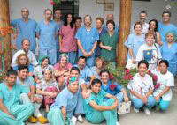 Médicos y enfermeros voluntarios de Denak Osasunaren Alde junto a personal sanitario del Hospital de Antigua, en Guatemala (foto DV)