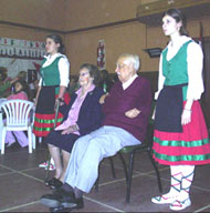 Los veteranos Alberto Etxaniz y Maruca Bilbao, ex dantzaris de Juventud Vasca fueron homenajeados por quienes comparten con ellos el orgullo de ser dantzaris e integran hoy el cuerpo de baile del Euskaldunak Denak Bat (foto euskalkultura.com)