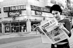 Una joven lee un ejemplar del nuevo diario en el exterior de su recién estrenada sede en la avenida de Gasteiz (foto Larretxi-DDN)