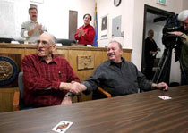 Ray Urrizaga y su oponente Bob Swetich se dan la mano tras sacar las cartas (foto KMCannon)