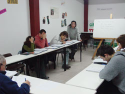 Clase de euskera en la Euskal Etxea de Mar del Plata (foto euskalkultura.com)