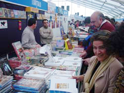 Visitantes de la feria examinan las ofertas de los stands (foto euskalkultura.com)