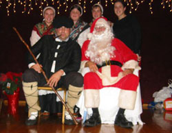 Olentzero y Santa Claus con sus cuatro ayudantes vascas del Basque Cultural Center, un ejemplo de armonía y mutua colaboración, durante la Eguberri Festa norcaliforniana (foto SFBCC)