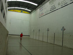 Cancha de pelota del Centro Vasco de Tandil, en Argentina (foto euskalkultura.com)