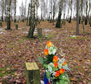 Flores en honor a un soldado caído en el Bosque de la Paz de Bastogne