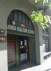 Escaparate y puerta de acceso a Eusko Kultur Etxea-Casa de la Cultura Vasca (Eusketxe) (fotos euskalkultura.com)