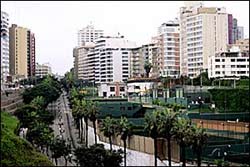 Una arteria de la ciudad de Lima