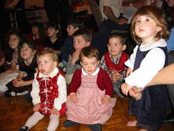 Algunos de los futuros alumnos de Koxkorrak Goiz Eskola en la Euskal Etxea de San Francisco (foto SFBCC)