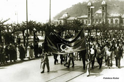 Una manifestación del Partido Comunista recorre Alderdi Eder, en Donostia (fototeca Kutxa)