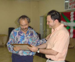Armando Salzman recibe de manos de Borrás  un obsequio en representación del Centro La Hendija