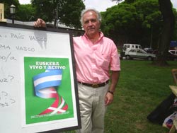 El artista junto a su obra (foto euskalkultura.com)