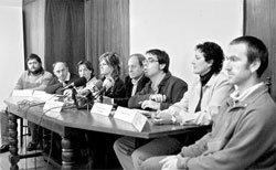 Portavoces de ocho colectivos euskaltzales durante la rueda de prensa (foto C.Prado-DNN) 