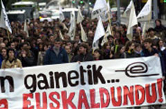 Una manifestación de Euskal Herrian Euskaraz en defensa del euskera