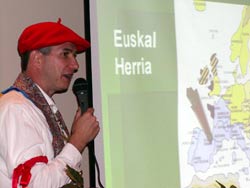 John Ysursa, historiador y vicepresidente del Centro Vasco de Chino, que intervendrá mañana ante los reunidos en la 'Eguberri Besta', en una presentación anterior (foto Lisa Corcostegui)