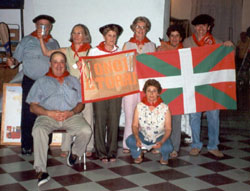 El equipo del Zazpirak Bat herense que atendió el stand vasco (foto euskalkultura.com)