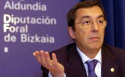 El diputado general de Bizkaia, José Luis Bilbao, expresó ayer su indignación y afirmó que con esta sentencia el Estatuto y el Concierto son 'papel mojado'