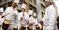 Los barriles de la tamborrada donostiarra tocan con 'minibarricas de sidra', afirma el New York Times (foto VincentWest para el NYT)