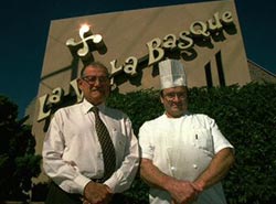 Propietario (Leonis nacido en Vernon) y chef (bajonavarro de Ortzaize) frente al restaurante (foto basqueheritage.com)