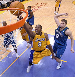 Una espectacular canasta de Kobe Bryant, estrella de los Lakers 