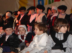 Niños y niñas de la ikastola de Altsasu durante el festival de bienvenida al Olentzero el pasado diciembre (foto sakanerria.com)