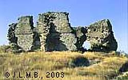 Aspecto exterior de las ruinas del castillo de Tiebas (foto JL MateoBermejo)