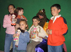 El rey Melchor rodeado de niños (foto vascosmexico.com)