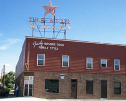Fachada del Star Hotel, en Elko, Nevada, con sus letras de 'Tasty Basque food, family style' (fotografía EuskalKultura.com)