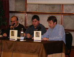 Aingeru Epaltza, Joxemiel Bidador y Patxi Larrion en la presentación del manifiesto