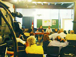 Videoconferencia organizada por el Arturo Campion en el Laurak Bar porteño (foto euskalkultura.com)