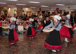 Exhibición de los dantzaris <i>txikis</i> de Ontario el año pasado (foto L. Corcostegi)