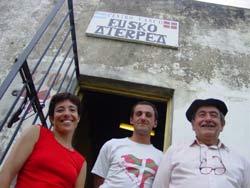Miembros de Eusko Aterpea de General Rodríguez a la entrada de su sede (foto euskalkultura.com)