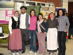 Algunos de los jóvenes organizadores y participantes de las Jornadas Culturales Vascas 2005 (foto Euskaldunak)