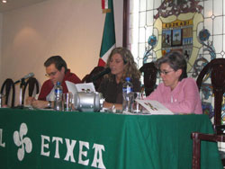 La presidenta del Centro, Miren Aguirre, interviene en la Asamblea General del pasado sábado (foto vascosmexico.com)