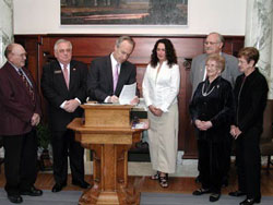 El gobernador de Idaho firma la ley para la creación de matrículas vascas (foto IS-euskalkultura.com) 