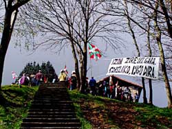 Celebración de Aberri Eguna el año pasado en la cumbre de Bizkaigane, Errigoiti (foto J.B.)