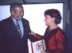 El presidente de 'Kotoiaren Lurra', Oscar Nelson Bulacio, y la ministra Iztueta durante la entrega