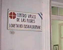 Placa en la fachada del centro vasco florense