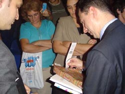 Mikel Anton recibe de Federico Borrás Alcain,  presidente de Urrundik, un ejemplar del "Martín Fierro" de José Hernández
