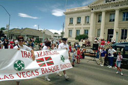 Miembros del Centro Vasco Lagun Onak de Las Vegas participando en un desfile en Nevada (foto euskalkultura.com)